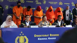 Tidak main-main, jumlah pasien dalam kasus ini mencapai 361 orang. Tampak dalam foto, Direktur Reserse Kriminal Khusus Polda Metro Jaya, Kombes Pol Edy Suranta Sitepu (kedua kiri) bersama Kabid Humas Polda Metro Jaya, Kombes Pol Bhudi Hermanto (ketiga kiri) saat memimpin rilis pengungkapan kasus praktik aborsi illegal di Mapolda Metro Jaya, Jakarta, Rabu (17/12/2025). (merdeka.com/magang/Rendi Saputra)