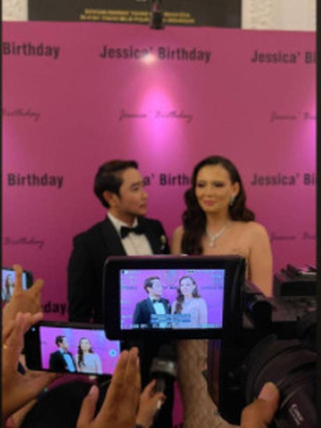 6 Momen Abash Rayakan Ulang Tahun Sang Kekasih, Gayanya Curi Perhatian