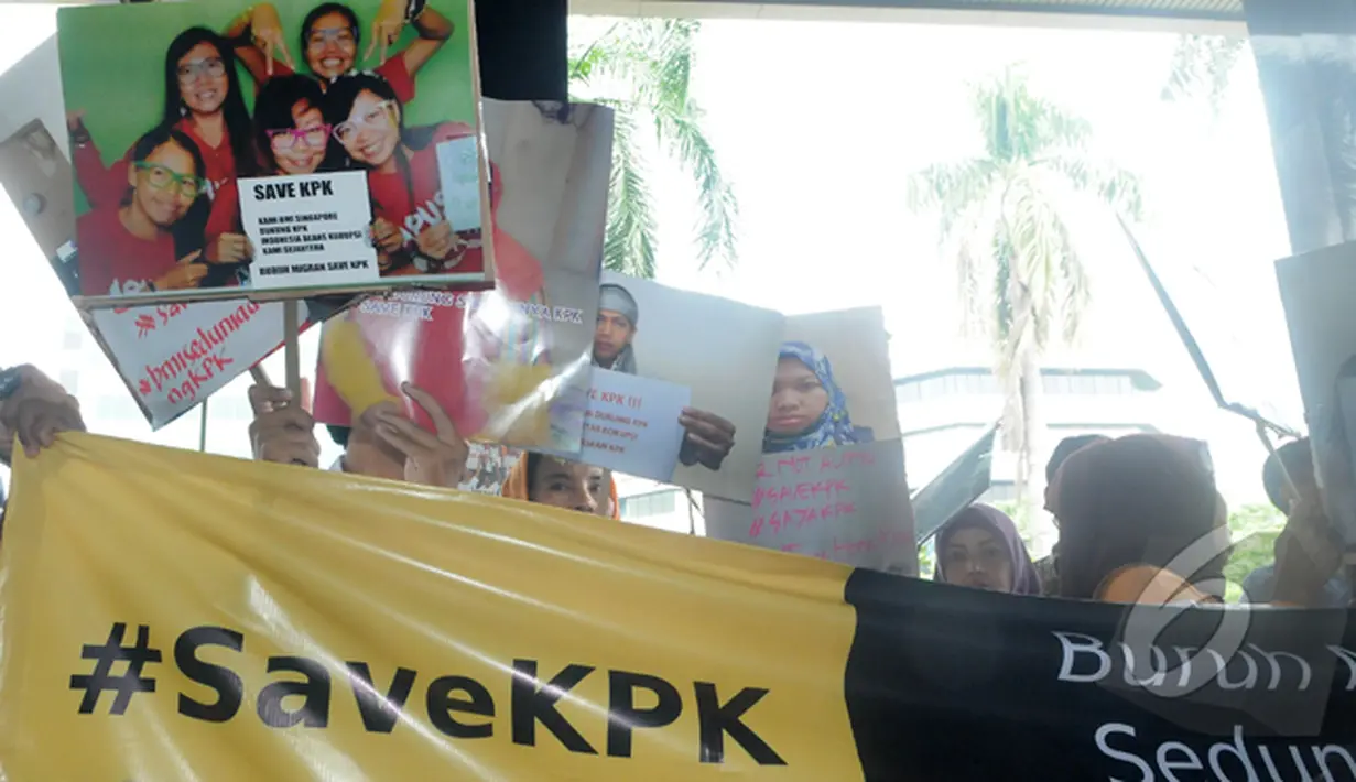 Beragam antribut dibawa para buruh saat aksi di KPK, Jakarta, Jumat (13/2/2015). Aksi Buruh Migran Indonesia ini sebagai bentuk dukungan kepada KPK. (Liputan6.com/Herman Zakharia)