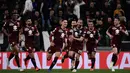 Para pemain Torino merayakan gol yang dicetak Sasa Lukic ke gawang Juventus pada laga Serie A di Stadion Allianz, Turin, Jumat (3/5). Kedua klub bermain imbang 1-1. (AFP/Marco Bertorello)