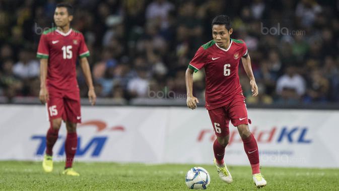 Gelandang Timnas Indonesia, Evan Dimas, menggiring bola saat melawan Malaysia pada semifinal SEA Games di Stadion Shah Alam, Selangor, Sabtu (26/8/2017). Indonesia kalah 0-1 dari Malaysia. (Bola.com/Vitalis Yogi Trisna)