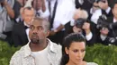Sementara itu, Kanye West rupanya tak menyukai ide sang istri. Kanye lebih memilih berdiam diri melihat sejauh mana tingkah laku buruk Kim Kardashian yang kerap eksploitasi anak. (AFP/Bintang.com)