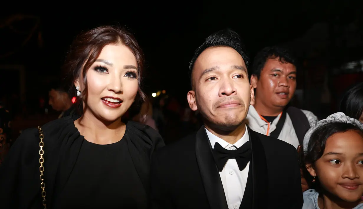 Bersama istrinya, Sarwendah, Ruben Onshu merasa bahagia hadir di pernikahan Kahiyang Ayu dan Bobby Nasution. Terlebih, ketika mereka diperbolehkan untuk selfie bareng dengan pengantin baru itu. (Adrian Putra/Bintang.com)