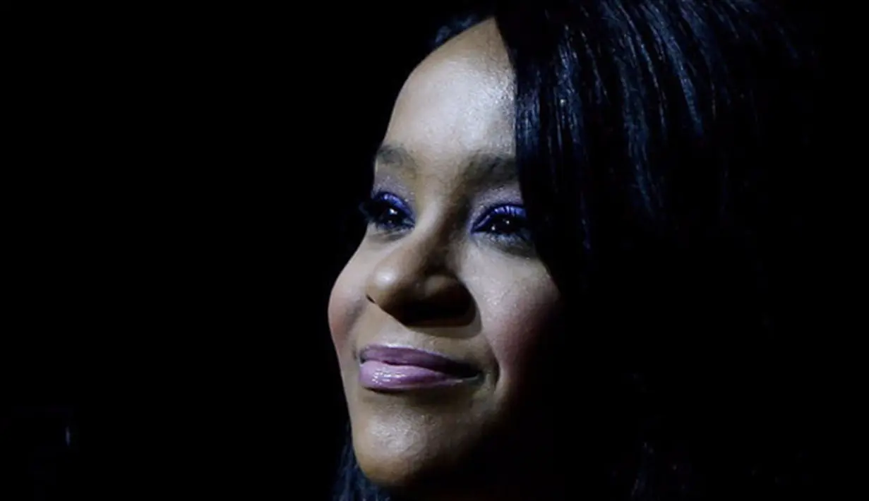 Bobbi Kristina Brown, putri tunggal dari mendiang penyanyi Whitney Houston, meninggal dunia pada usia 22 tahun. (via Buzzfeed.com)