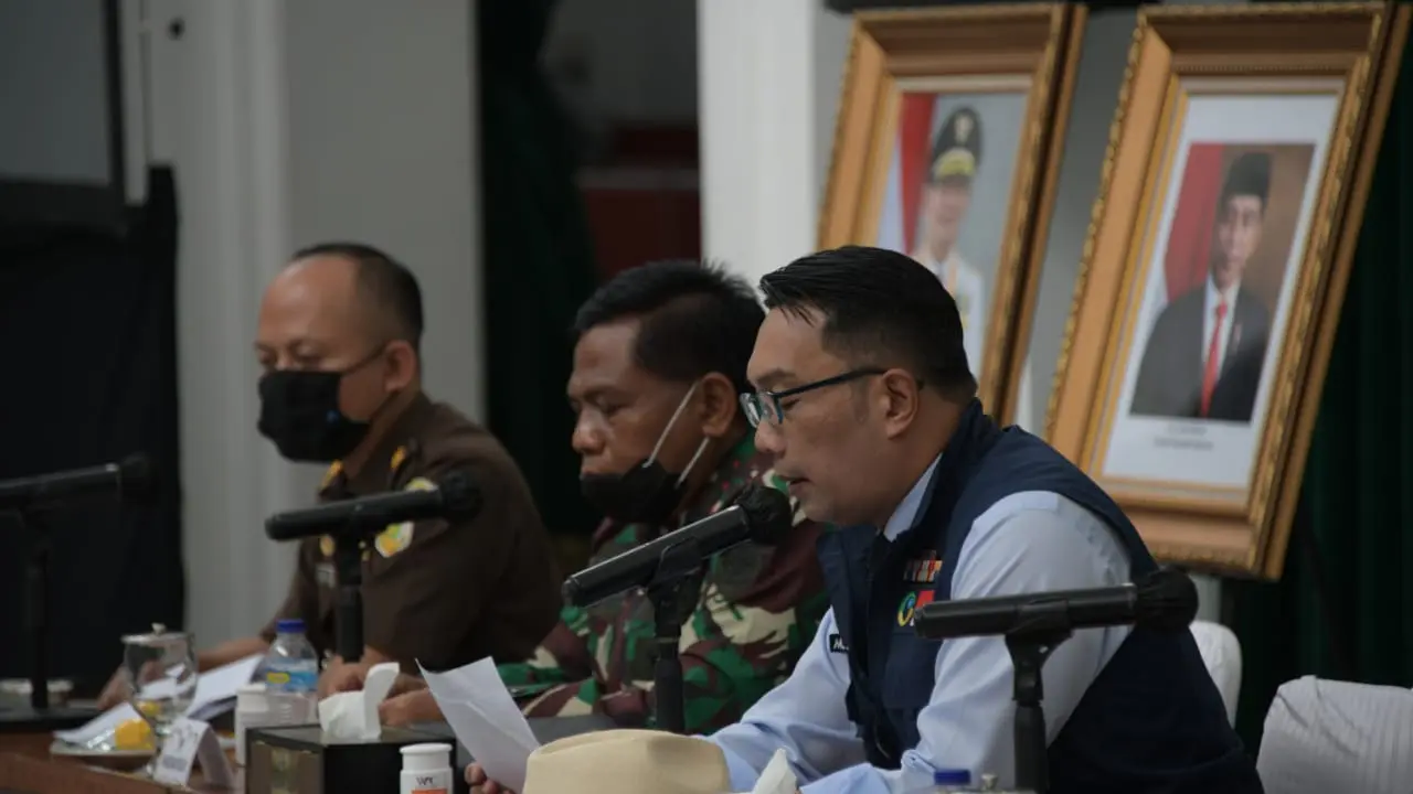 Gubernur Jawa Barat Ridwan Kamil tengah memimpin rapat koordinasi yang dilakukan secara telekonferensi dengan pemerintah pusat dan beberapa Gubernur, guna penanggulangan Covid-19.