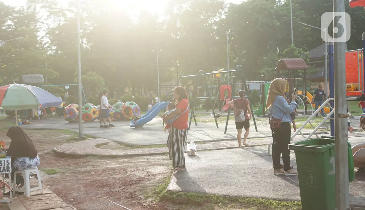 Warga beraktivitas di sekitar Taman Lapangan Banteng, Jakarta, Kamis (20/2/2020). Adanya revitalisasi kawasan Monas menyebabkan sebagian warga lebih memilih Lapangan Banteng sebagai tempat menghabiskan waktu untuk berolahraga serta berekreasi. (Liputan6.com/Immanuel Antonius)