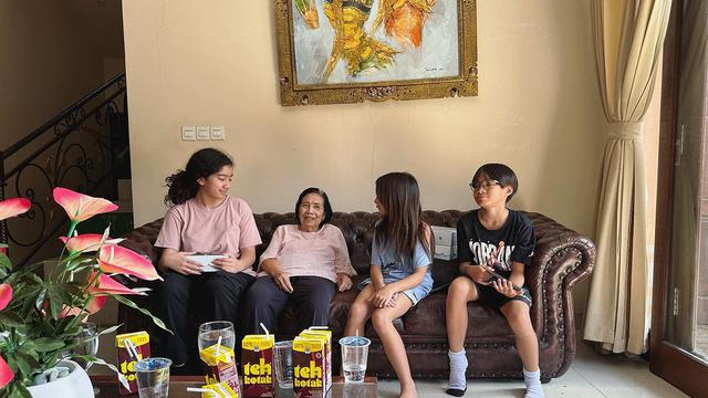 Keempat anak Sheila Marcia Kompak