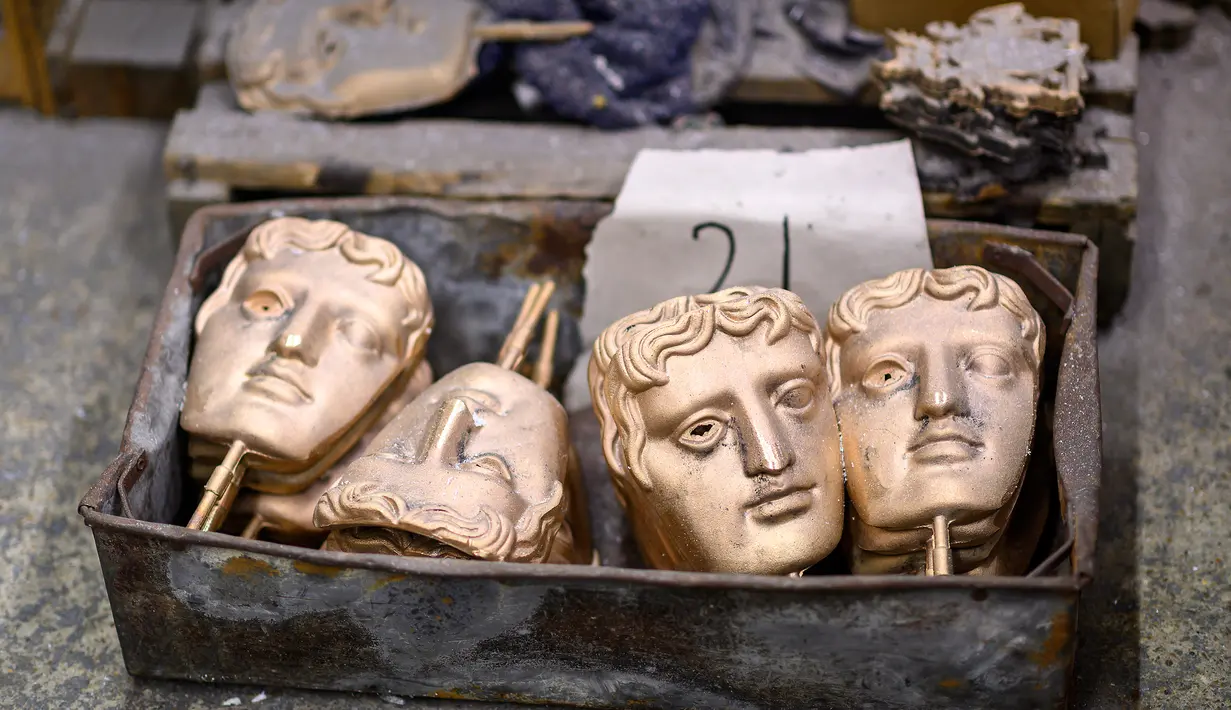Topeng-topeng BAFTA (British Academy of Film and Television Awards) yang hampir selesai di New Pro Foundries, London, 21 Januari 2020. Topeng piala ini akan dibagikan pada malam anugerah BAFTA Awards, ajang penghargaan film tertinggi di Inggris, 2 Februari mendatang. (JUSTIN TALLIS / AFP)