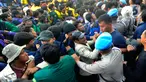 Mahasiswa yang tergabung dalam Aliansi Badan Eksekutif Mahasiswa (BEM) terlibat saling dorong dengan petugas kepolisian di kawasan Patung Kuda, Jakarta, Kamis (15/9/2021). Mahasiswa menyuarakan penolakan kenaikan harga bahan bakar minyak (BBM). (merdeka.com/Arie Basuki)