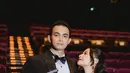 Dasi kupu-kupu dan pin Pengepungan di Bukit Duri jadi sentuhan klasik modern pada tampilan Omara [@prillylatuconsina96]