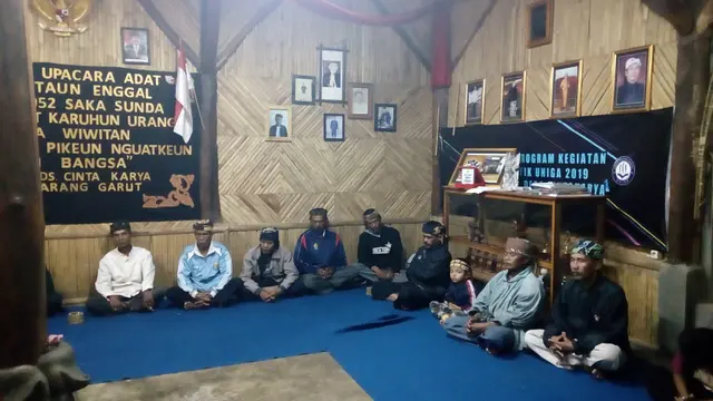Para pengikut Sunda Wiwitan Madrais di kampung Pasir, Samarang, Garut, Jawa Barat, tengah melaksanakan ritual olahrasa