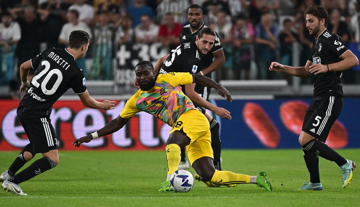 Striker Spezia, M'Bala Nzola (tengah) dikepung tiga pemain Juventus pada laga Liga Italia 2022/2023 di Juventus Stadium, Turin (31/8/2022). M'Bala Nzola yang didatangkan Spezia pada awal musim 2020/2021 dari Trapani telah mencetak 12 gol dan 2 assist dari total 23 laga di Liga Italia 2022/2023. (AFP/Miguel Medina)