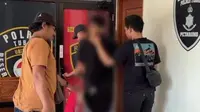 Pelaku pemerkosaan terhadap adik ipar hingga hamil, A (26), saat diamankan pihak kepolisian. (Liputan6.com/ Ahmad Adirin)&nbsp;
