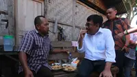 Calon Gubernur Sumatera Utara Djarot Saiful Hidayat mencicipi tahu goreng (Liputan6.com/Reza Efendi)