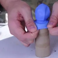 Senjata nggak selamanya harus beli. Bikin dari gulungan tisu bekas dan balon juga bisa. :p