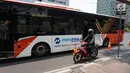 Pengendara sepeda motor melintasi jalur sepeda di Jalan MH Thamrin, Jakarta, Selasa (24/9/2019). Jalur sepeda yang mulai diuji coba pada 20 September 2019 lalu tersebut belum steril dari kendaraan bermotor. (Liputan6.com/Herman Zakharia)