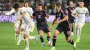 Pemain Inter Miami, Lionel Messi (tengah kiri) berusaha mengumpan ke arah rekannya Jordi Alba pada laga Major League Soccer 2024 melawan LA Galaxy di Dignity Health Sports Park, California, Amerika Serikat, Senin (26/02/2024) WIB. (AFP/Patrick T. Fallon)