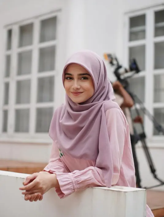 Syifa Hadju tampil memesona dengan pakaian tertutup bernuansa keunguan. Ia mengenakan atasan lengan panjang berwarna pink muda yang lembut, dipadukan dengan hijab segiempat bernuansa ungu muda yang serasi. [Foto: Instagram/syifahadju]