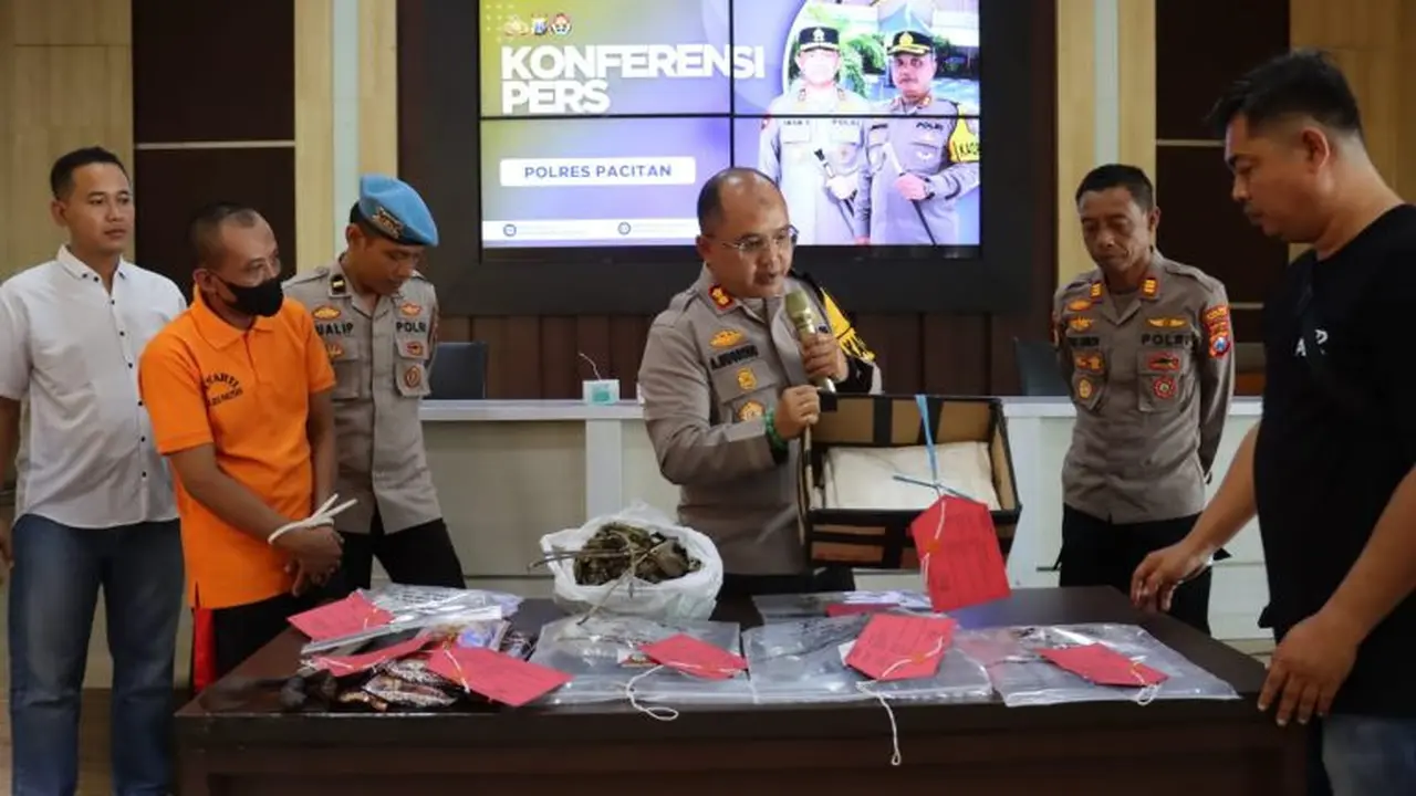 Polres Pacitan amankan dukun yang menipu dengan modus penggandaan uang. (Istimewa)
