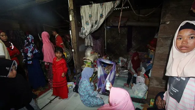 Rumah Andini sering ramai dikunjungi orang untuk memberikan bantuan