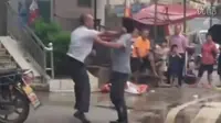 Pakai Kung Fu, Perkelahian Dua Pria Ini Malah Terlihat Lucu