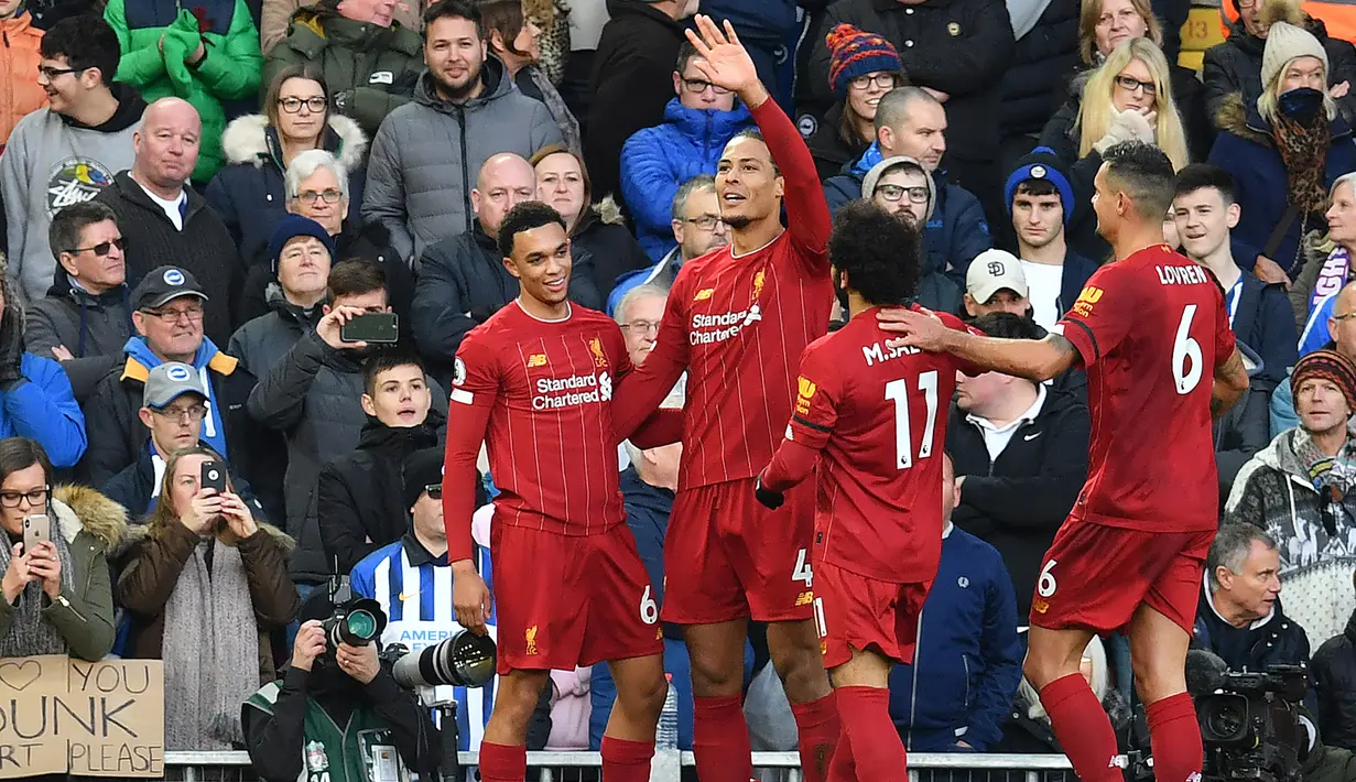 Para pemain Liverpool merayakan gol yang dicetak Virgil Van Dijk ke gawang Brighton pada laga Premier League di Stadion Anfield, Liverpool, Sabtu (1/12). Liverpool menang 2-1 atas Brighton. (AFP/Paul Ellis)