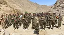 Gerakan perlawanan Afghanistan dan pasukan pemberontakan anti-Taliban mengambil bagian dalam pelatihan militer di daerah Abdullah Khil, Distrik Dara, Provinsi Panjshir, Afghanistan, 24 Agustus 2021. Panjshir jadi satu-satunya wilayah Afghanistan yang belum dikuasai Taliban. (Ahmad SAHEL ARMAN/AFP)