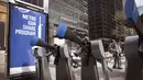 Sejumlah senjata yang merupakan instalasi seni dari Program Chicago Gun Share dipajang di Daley Center Plaza, Chicago, Illinois (14/5). Seni instalasi ini dipajang untuk mencegah kekerasan dari penggunaan senjata api. (Scott Olson / Getty Images / AFP)