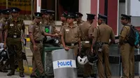 Beberapa aktivis ditangkap oleh pasukan yang menghancurkan tenda-tenda yang didirikan di sepanjang jalan utama menuju kantor kepresidenan Sri Lanka. (AP)