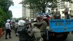 Sejumlah motor diangkut petugas Satpol PP, pemilik berusaha merebut kembali motornya.