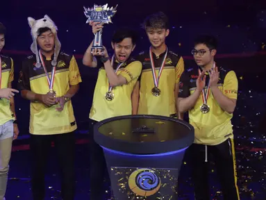 Tim e-Sports, Onic, menjadi juara pada Turnamen Mobile Legends: Bang Bang Profesional League (MPL) Indonesia Season 3 di Britama Arena, Jakarta, Jumat (3/5). Onic menang 3-0 atas Louvre. (Bola.com/Vitalis Yogi Trisna)