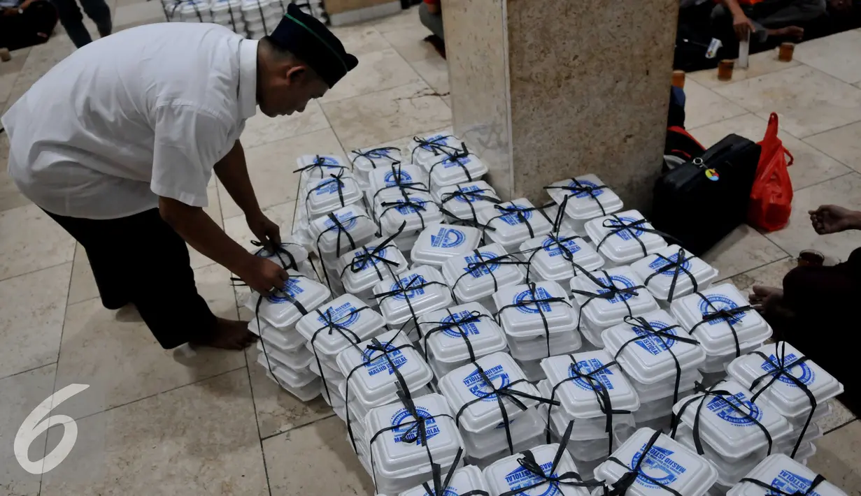 Petugas menyiapkan nasi kotak untuk jamaah yang telah berkumpul di Masjid Istiqlal, Jakarta (22/6/2015). Sekitar 3000 kotak makanan dan minuman dibagikan setiap harinya selama bulan Ramadan. (Liputan6.com/JohanTallo)