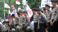 Aparat kepolisian menjaga lokasi sidang lanjutan Basuki Tjahaja Purnama (Ahok) di Gedung Kementerian Pertanian, Jakarta, Selasa (3/1). Sedikitnya 2.500 personel kepolisian mengamankan jalannya sidang keempat tersebut. (Liputan6.com/Helmi Afandi)