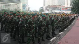 Ratusan personil pengamanan melakukan apel di Bundaran HI, Jakarta, Minggu (1/5). Sebanyak 8.153 petugas dari Polri, TNI, Satpol PP, dan Dinas Perhubungan dikerahkan untuk mengamankan peringatan May Day 2016. (Liputan6.com/Angga Yuniar)