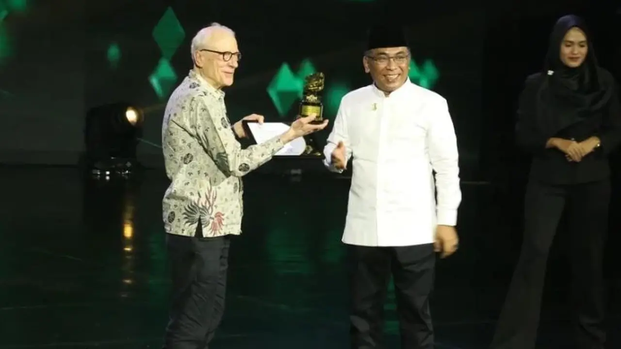 Antropolog asal Belanda Martin van Bruinessen menerima Anugerah 1 Abad Nahdlatul Ulama (NU) kategori internasional. (Foto: NU Online)