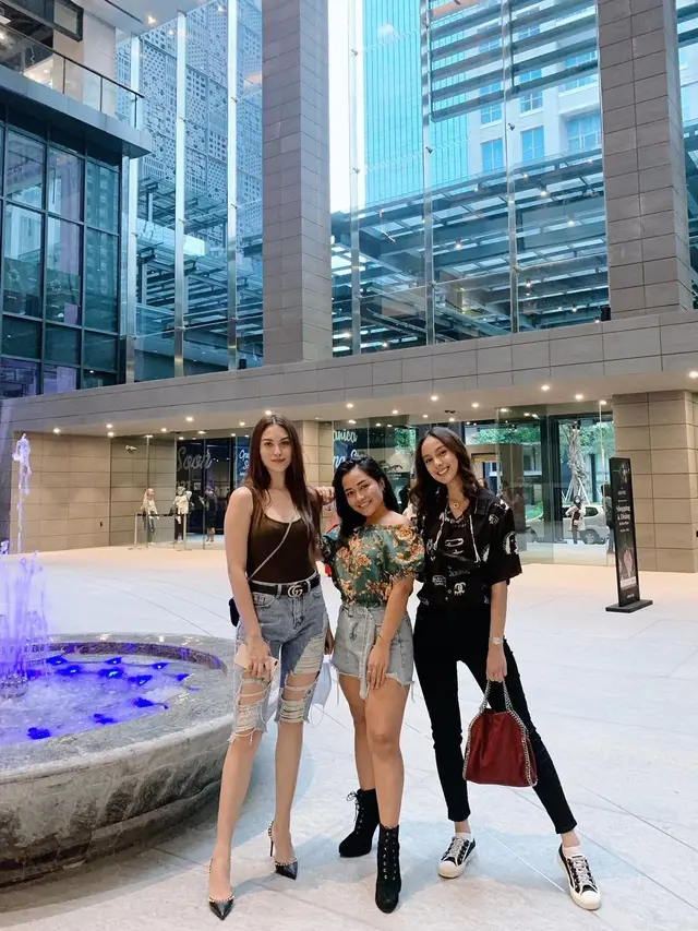 Jadi Bridesmaid Sahabat, Ini 6 Potret Kompak Marcella Daryanani dan Nasya Marcella