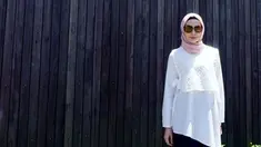 Istri Arie Untung, Fenita Arie berpose dengan mengenakan hijab dengan dengan baju putih dan aksesori kacamata. Fenita memutuskan berhijab sejak awal tahun 2018. (Instagram/fenitarie)