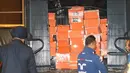 Polisi Malaysia menyita kardus berisi tas mewah dalam penggeledahan di tiga apartemen mantan Perdana Menteri, Najib Razak di Kuala Lumpur, Jumat (18/5). Penggeledahan dilakukan terkait skandal mega korupsi 1 Malaysia Development Berhad (1MDB). (AP Photo)
