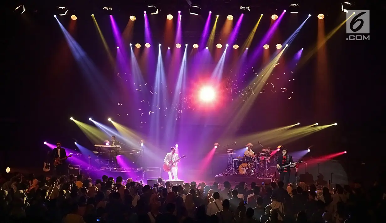Grup band Jikustik menghibur penggemarnya saat menggelar ‘Konser Jikustik Reunian’ di Balai Sarbini, Jakarta, Jumat (19/7/2019) malam. Grup band asal Yogyakarta ini membawakan lagu-lagu hit yang mengantarkan mereka ke jalur popularitas. (Fimela.com/Bambang E. Ros)