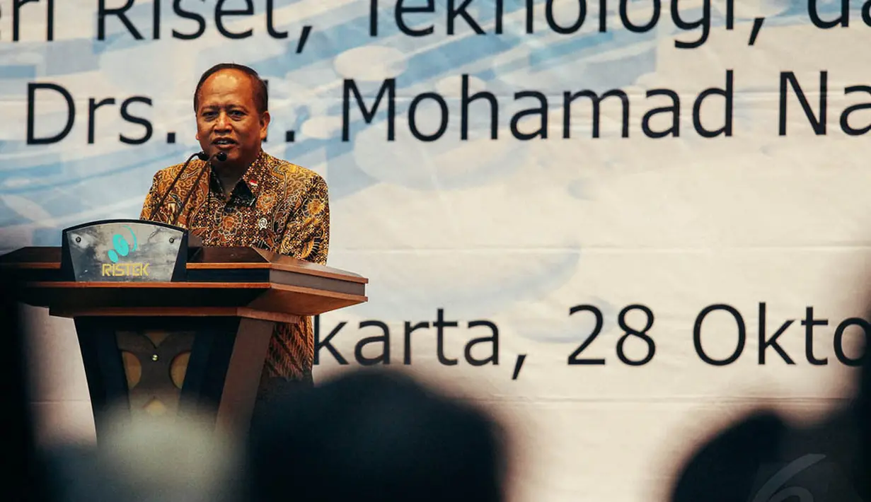 Menteri Riset, Teknologi, dan Pendidikan Tinggi Mohamad Nasir menyampaikan sambutan saat sertijab di Auditorium BPPT, Jakarta, Selasa (28/10/2014). (Liputan6.com/Faizal Fanani)