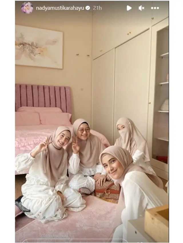 7 Potret Nadya Mustika di Akad Nikah Larissa Chou dan Ikram Rosadi, Jadi Bridesmaid