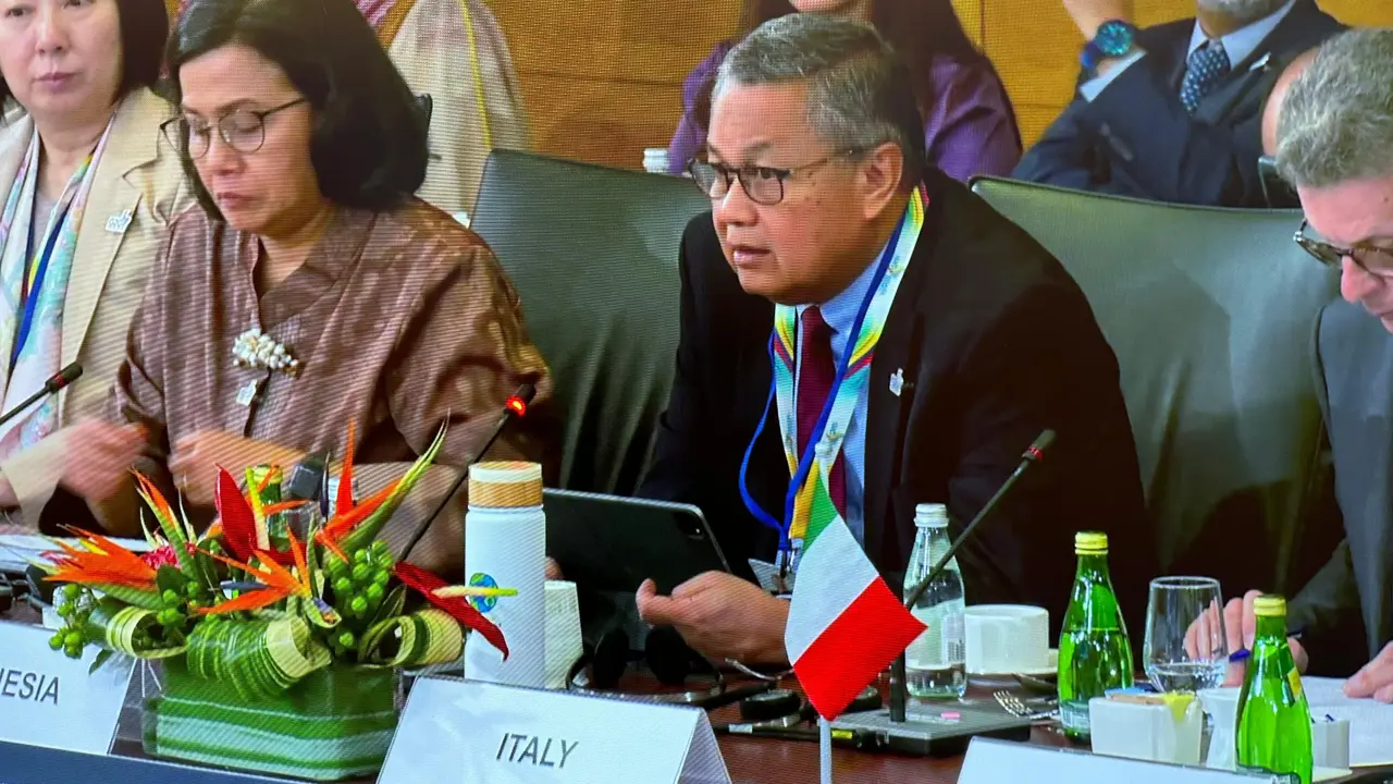 Gubernur Bank Indonesia (BI) Perry Warjiyo dan Menteri Keuangan (Menkeu) Sri Mulyani Indrawati dalam Sidang IMF World Bank di Washington DC, 18 April 2024. (Dok BI)