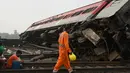 Juru bicara kereta api India Amitabh Sharma menjelaskan kecelakaan bermula setelah satu kereta penumpang bertabrakan dengan gerbong kereta lain yang sedang tergelincir. (Photo by Dibyangshu Sarkar/AFP)