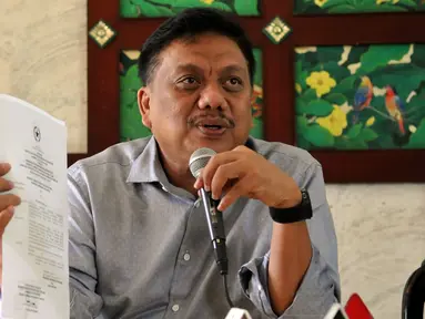 Mantan Ketua Fraksi PDIP DPR Olly Dondokambey memberikan keterangan kepada wartawan terkait pengunduran dirinya sebagai anggota DPR dalam jumpa pers di Jakarta, Rabu (28/10/2015). (Liputan6.com/Johan Tallo)
