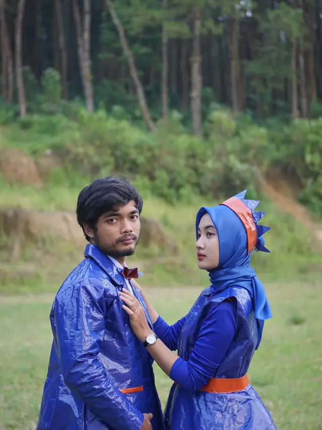 Pasangan Ini Bikin Baju Prewedding dari Terpal, Ini 6 Potret Uniknya