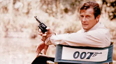 Sir Roger George Moore lahir di Inggris pada 14 Oktober 1927. Berperan sebagai agen rahasia James Bond selama tujuh film antara tahun 1973 sampai 1985 menjadikannya sebagai aktor paling lama yang memerankan karakter James Bond. (GPB News)