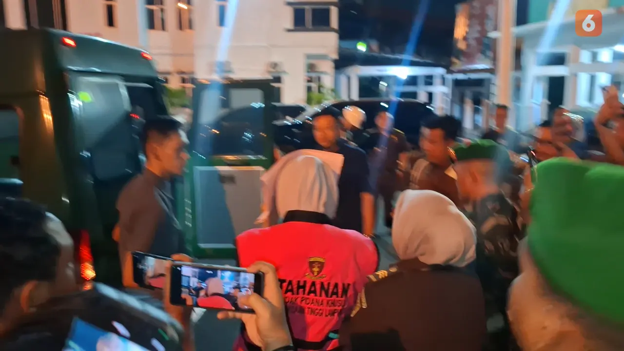 CA, tersangka korupsi dana nasabah bank pelat merah di Pringsewu saat digiring ke mobil tahanan. Foto : (Liputan6.com/Ardi).