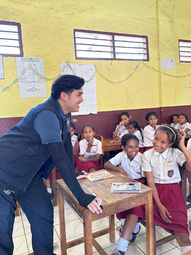 10 Momen Jerome Polin Jadi Guru Matematika di NTT, Penuh Semangat