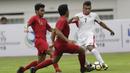 Gelandang Yordania, Omar Hani Ismail, berusaha melewati pemain Indonesia pada laga persahabatan di Stadion Wibawa Mukti, Jawa Barat,  Sabtu (13/10/2018). Indonesia menang 3-2 atas Yordania. (Bola.com/M Iqbal Ichsan)