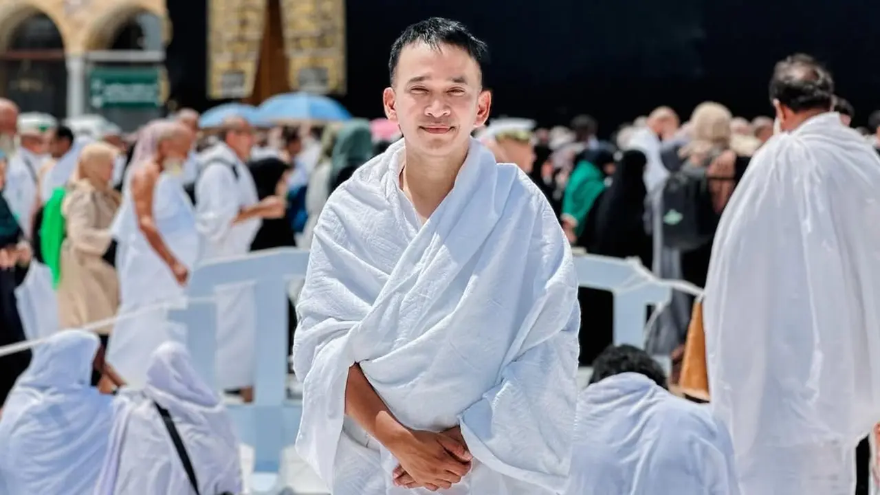 Ruben Onsu di Depan Ka'bah (Foto: Instagram @ruben_onsu)